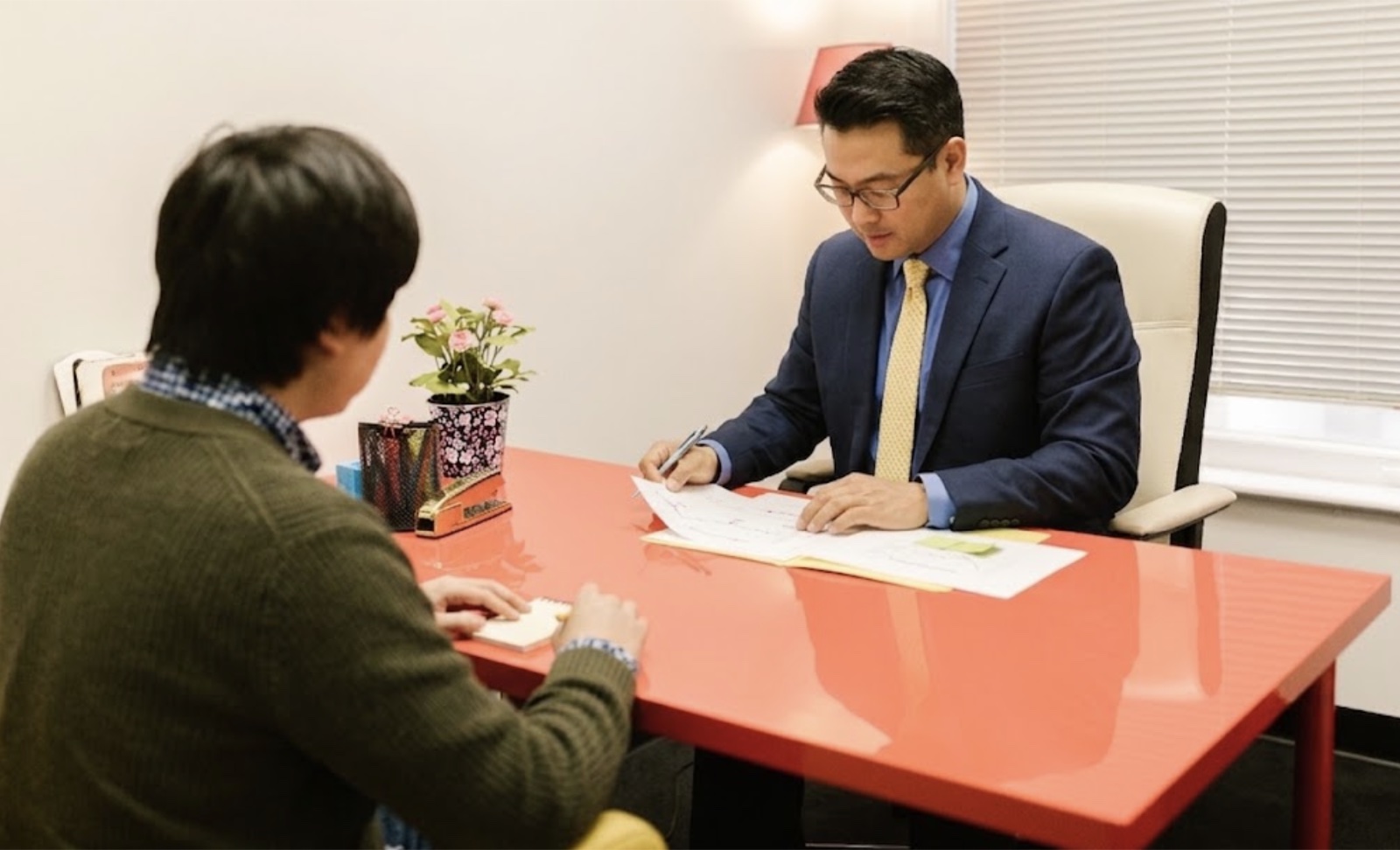結婚相談所の料金プランの説明を受けるイメージ