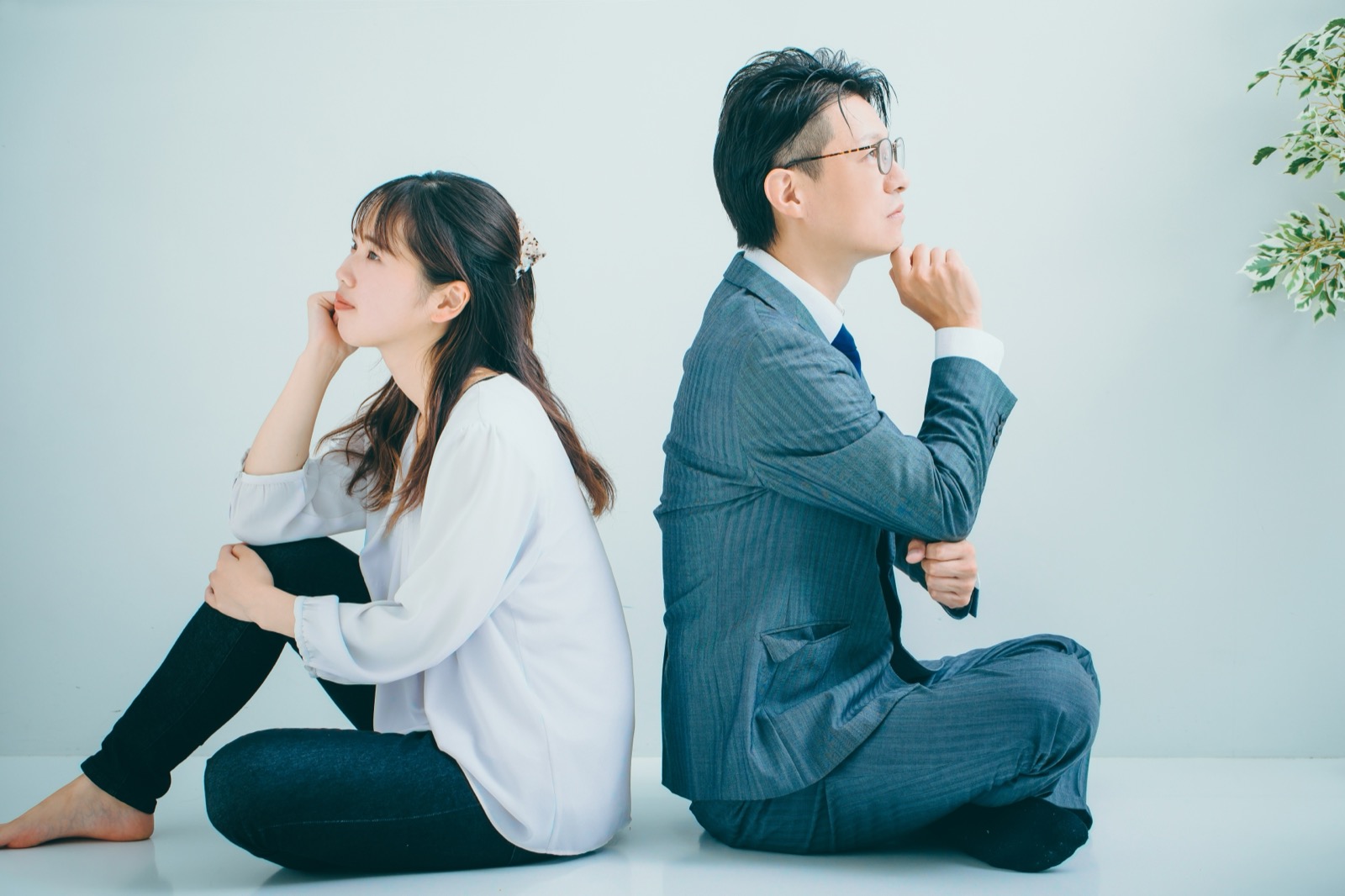 結婚相談所に入会するか迷って考え込むイメージ
